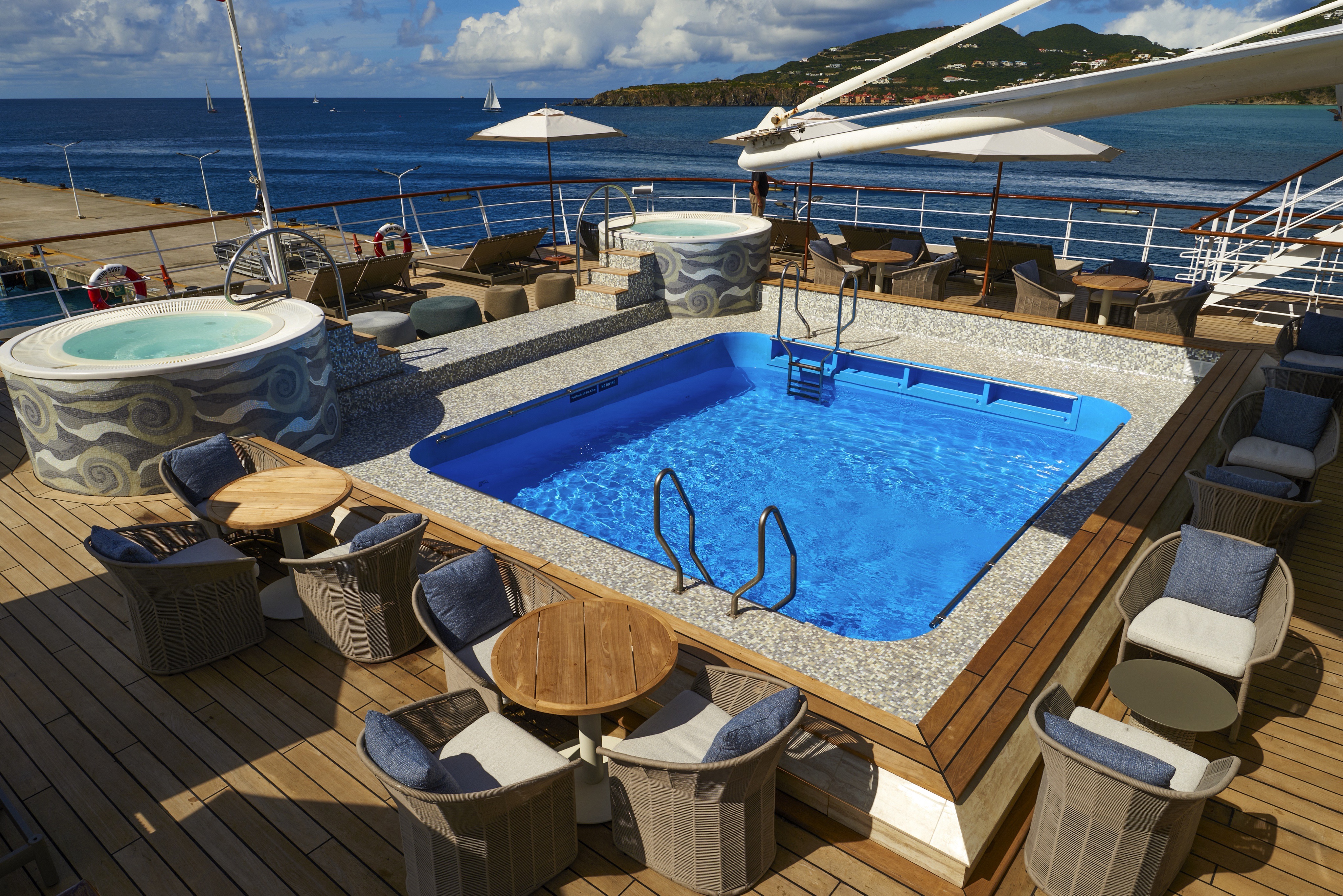 Wind Surf - Pool Deck & Bar